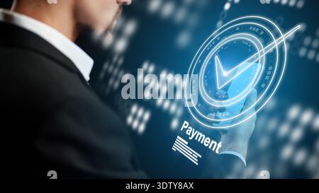 Verarbeitung einer Bankrechnung mit digitalen Tools Stockfoto