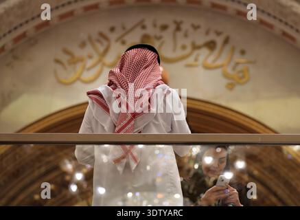 Das tägliche Leben in der Hauptstadt des Königreichs Saudi-Arabien - Riad. Ein arabischer Mann in traditioneller Kleidung Stockfoto