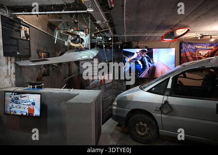 Berlin, Deutschland. Februar 2026. Eine Drohne und ein ziviles Auto, das am 2025. April in Cherson in der südlichen Ukraine von einer russischen Drohne getroffen wurde, gehören zu den neuen Exponaten des ukrainischen Museums in einem ehemaligen Bunker des Zweiten Weltkriegs in Berlin, die an den vierjährigen Jahrestag der russischen Invasion in der Ukraine, Deutschland, am 23. Februar 2026 erinnern. Quelle: Jaromir Mrhal/CTK Photo/Alamy Live News Stockfoto