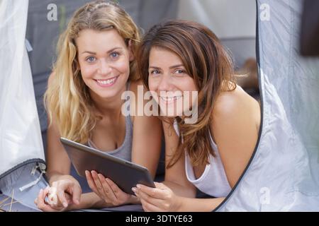 Zwei freudige Reisende, die in einem Zelt aufwachen Stockfoto