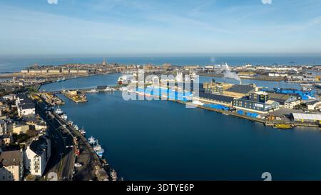 Saint-Malo (Bretagne, Nordwestfrankreich): Aus der Vogelperspektive auf den Fischerei- und Handelshafen mit dem Kai „Quai de Trichet“ auf der linken Seite und dem R Stockfoto