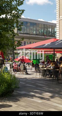 Nantes (Nordwestfrankreich): Atmosphäre rund um den Bahnhof. Cafe-Brasserie Terrassen und der Bahnhof im Hintergrund Stockfoto