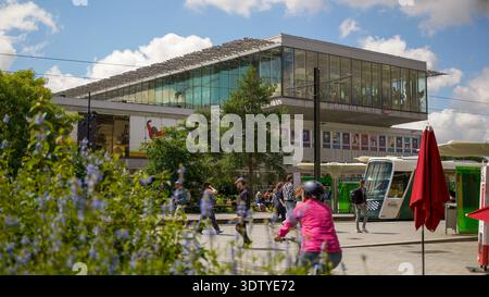 Nantes (Nordwestfrankreich): Atmosphäre rund um den Bahnhof. Fußgänger, Radfahrer und Straßenbahn vor dem Bahnhof Stockfoto