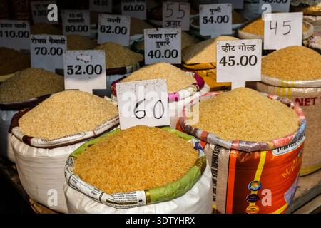 Säcke mit verschiedenen Reissorten mit Preisschildern in Hindi und Englisch werden auf einem Markt in Neu-Delhi ausgestellt. Stockfoto