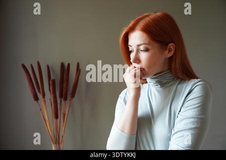 Traurige besorgte Frau, die Depressionsverlust und Angst erwägt || Model veröffentlicht Stockfoto