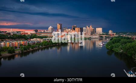 Saint Paul, Minnesota, USA. Luftbild des Stadtzentrums von St. Paul, Minnesota, USA, mit Reflexion der Skyline des Mississippi River bei Sturm Stockfoto