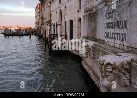 Der Palazzo Venier dei Leoni, der die Peggy Guggenheim Collection am Canal Grande in der späten Nachmittagssonne beherbergt, Venedig Italien Stockfoto