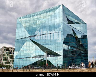 Moderne Glasarchitektur des Cube Berlin-Gebäudes mit Spiegelreflexen Stockfoto