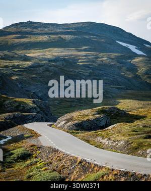 Die Schneestraße schlängelt sich über das Aurlandsfjellet-Plateau in Norwegen Stockfoto