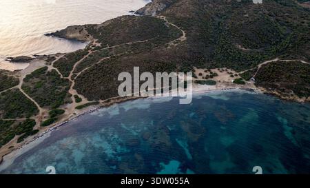 Atemberaubendes Panorama-Drohnenbild, das die unberührte Schönheit von Capo Malfatano einfängt. Das Bild zeigt das transparente türkisfarbene Wasser der Bucht, Stockfoto