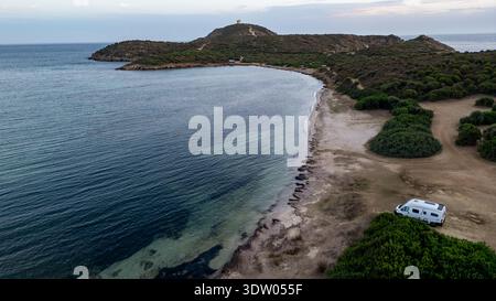 Atemberaubende Panoramaaufnahme des Landkreises Capo Malfatano in Teulada, Italien. Das Foto zeigt den historischen spanischen Wachturm, den Kristall Stockfoto