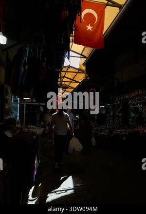 Turkiye. Istanbul. Süd-Zentral-Turkiye. Gaziantep. Informell Antep genannt. Ein lokaler Kupferschmied-Basar-Markt. Er Heißt Bakircilar Carsisi. Zwischen Hamdi Kutler Caddesi und KundaracÄlar CarsÄsÄ Sokak erstreckt sich ein labyrinthischer Basar. Teik Ow/HBL-Netzwerk. Stockfoto