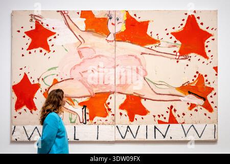 London, Großbritannien. 24. Februar 2026. Ein Mitarbeiter mit „Pink Skater (will I Win, will 1 Win)“, 2015, bei einer Vorschau von „Rose Wylie: The Picture Comes First“, der größten Übersicht über das Werk von Rose Wylie, RA, an der Royal Academy of Arts. Die Ausstellung präsentiert über 90 ihrer Werke vom 28. Februar bis 19. April 2026. Quelle: Stephen Chung / Alamy Live News Stockfoto