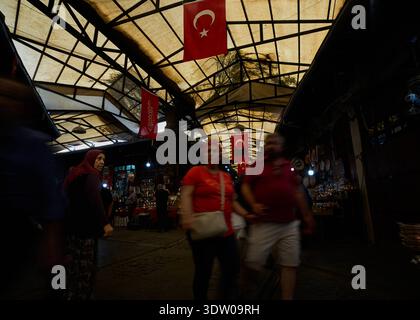 Turkiye. Istanbul. Süd-Zentral-Turkiye. Gaziantep. Informell Antep genannt. Ein lokaler Kupferschmied-Basar-Markt. Er Heißt Bakircilar Carsisi. Zwischen Hamdi Kutler Caddesi und KundaracÄlar CarsÄsÄ Sokak erstreckt sich ein labyrinthischer Basar. Türkischer Basar. Teik Ow/HBL-Netzwerk. Stockfoto