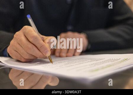 Geschäftsmann Unterzeichnet Vertragsdokument Am Office Desk Close Up Agreement Konzept Stockfoto