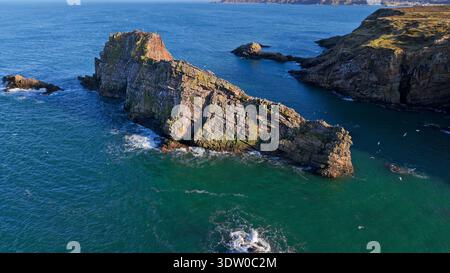 Bow Fiddle Rock Portknockie Moray Schottland die Westseite des Felsens und des Bogens und dunkle Klippen im Winter Stockfoto