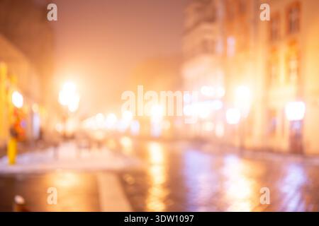Verschwommenes Abendfoto Einer Winterstraße im Nebel Stockfoto