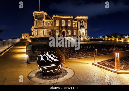 Globe Bergskulptur vor dem Schloss bei Nacht, Inverness, Schottland, Großbritannien Stockfoto