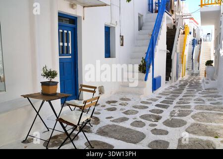 Weiße Gasse mit farbenfrohen Treppengeländern in Mykonos, Griechenland Stockfoto