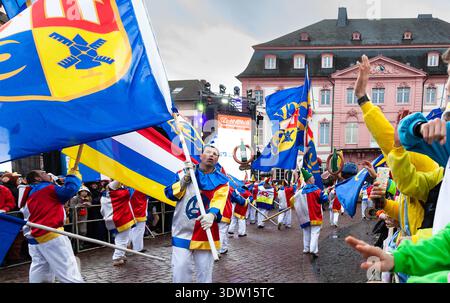 Februar 2026. Mainz, Deutschland. Mainzer Fastnacht. Rosenmontag. Teilnehmer und Publikum feiern traditionelle Straßenkarnevalsparade. Redaktionelle Verwendung Stockfoto