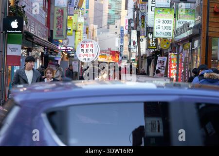 Street-Food-Szene in Seomyeon, Busan, Südkorea, mit dampfendem tteokbokki, Fischkuchen, und herzhafte Pfannkuchen auf einem traditionellen Markt im Freien Stockfoto