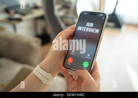 Eine Frau erhält einen Anruf aus einem Arbeitsgespräch. Vorbereitung auf ein Interview. Tipps und Tricks für den Karriereerfolg. Arbeitsmöglichkeiten und Personalbeschaffung Stockfoto