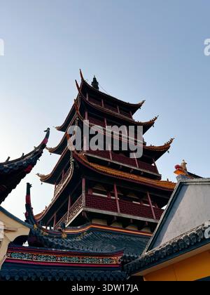 Traditionelle mehrstufige Pagode am Guangjiao Tempel, Langshan Mountain, Nantong, China. Mit roten Brüstungen und klassischer chinesischer Architektur. Stockfoto