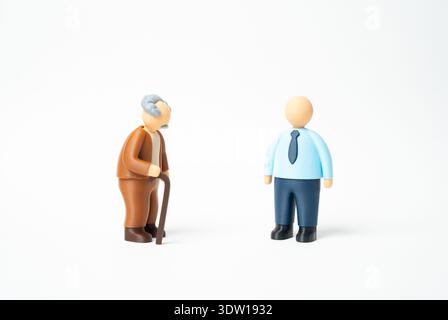 Ein älterer Mann mit einem Stock und ein Büroangestellter. Ein solidarisches Rentensystem und Generationenersatz. Erneuerung der Belegschaft und Finanzierung des Ruhestands BA Stockfoto