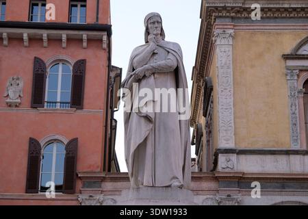 Statua di Dante Alighieri - Statue des Dichters, Schriftstellers und Philosophen Dante - auf der Piazza dei Signori Verona Italien Stockfoto