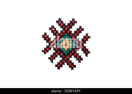 Traditionelle ukrainische Stickerei auf weißer Leinwand als Hintergrund, Nahaufnahme. Nationales Handwerk. Das gestickte geometrische Muster ist isoliert auf einem weiß Stockfoto