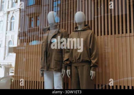 KIEW, Ukraine 13 Dezember 2025 modische Schaufensterpuppen im trendigen Casual Herbst, Winteroutfits in neutralen Farben, Feldjacke, Stockfoto