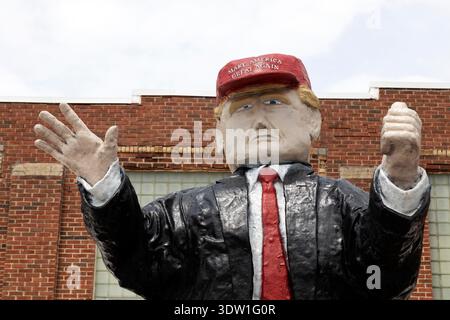 Eine 20 m hohe Fiberglas-Statue, die einen Mann in einer roten „Make America Great Again“-Kappe vor der Pink Elephant Antique Mall in Livingston, Il, darstellt. Stockfoto