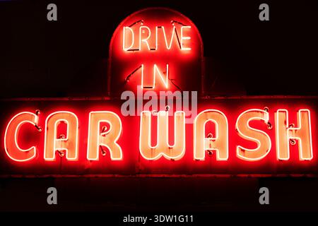 Neonschild für eine Drive-in-Autowaschanlage auf der Route 66 in Springfield, Illinois. Das Schild ist ein klassisches Stück Americana. Stockfoto
