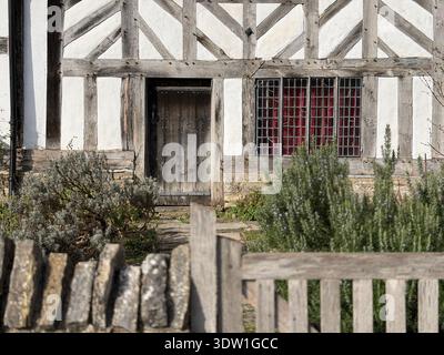Nahaufnahme von Palmer’s Farm auf Mary Arden’s Farm, Wilmcote, mit Tudor-Holzrahmen, bleihaltigen Fenstern, Eichentür und Tor, Großbritannien. Stockfoto
