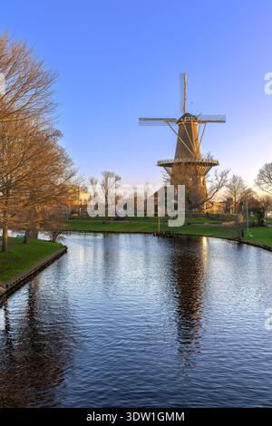 Die Leider Windmühle Molen de Valk (Molenmuseum de Valk) ist heute ein Museum und Geschäft. In der schönen Stadt Leiden, Rotterdam. Stockfoto