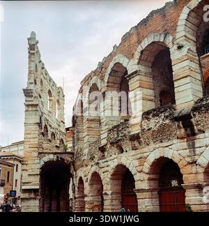 Außenbögen und Ruinen der Arena di Verona, einem römischen Amphitheater aus dem ersten Jahrhundert auf der Piazza Bra, Verona, Italien Stockfoto