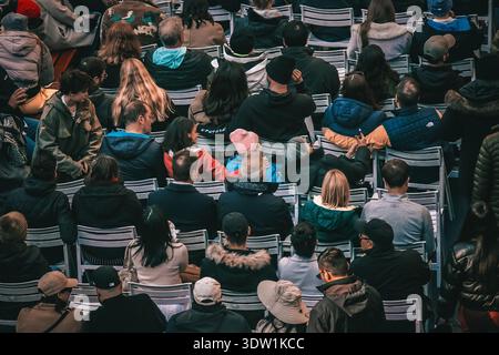 Touristen sitzen auf dem Schiff, das auf Chicagos Fluss durchfährt. Stockfoto