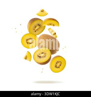 Frische reife Kiwis-Goldfrüchte ganz und Scheiben mit Tropfen, die auf weißem Hintergrund fallen. Stockfoto