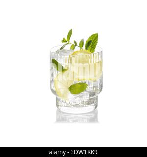 Erfrischendes kaltes Getränk mit Zitronenscheiben und Eiswürfeln, dekoriert mit Minzblättern, in gestreiftem Glas isoliert auf weißem Hintergrund. Alkoholischer Cocktail o Stockfoto