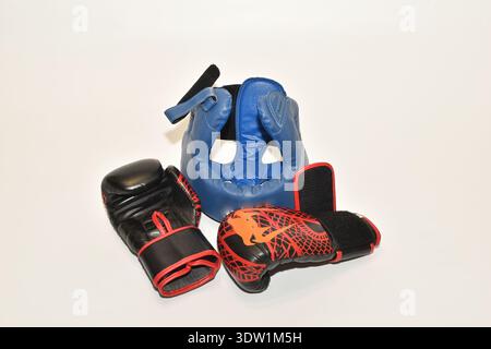 Boxschutz-Kopfbedeckungen und Boxhandschuhe. Draufsicht. Nahaufnahme. Stockfoto