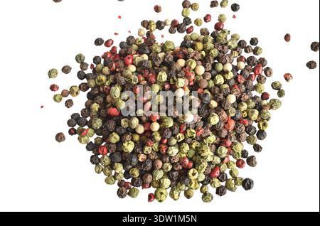 Eine Mischung aus Pfefferkörnern, die typischerweise aus vier Pfeffersorten besteht: Schwarz, weiß, grün und rosa. Stockfoto