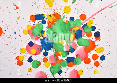Ein Hintergrund mit Regenbogenaquarell-Spritzern. Holi-Farbspritzer auf weißem Hintergrund für Banner- oder Posterdesign oder eine Grußkarte für die festi Stockfoto