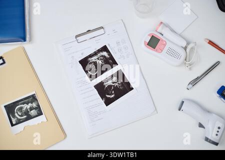 Ultraschallscans, bei denen der Fetus auf medizinischen Dokumenten in klinischer Einstellung angezeigt wird Stockfoto