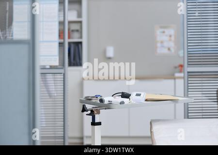 Medizinische Geräte auf Krankenhausablage im Untersuchungsraum bei Routineuntersuchungen Stockfoto