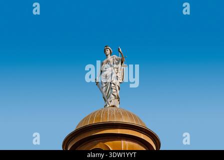 Justizstatue auf der Kuppel des Hays County Courthouse 1908 in San Marcos, Texas, USA Stockfoto