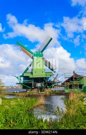 Traditionelle niederländische Windmühlen am Fluss Zaan im Dorf Zaanse Schans, Niederlande Stockfoto