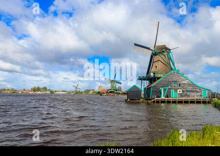 Traditionelle niederländische Windmühlen am Fluss Zaan im Dorf Zaanse Schans, Niederlande Stockfoto