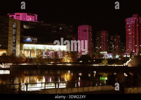 KIEW, Ukraine 25. Oktober 2025 nächtliche Stadtlandschaft mit beleuchteten Gebäuden, die sich im Wasser spiegeln. Die Lichter der Stadt spiegeln sich wunderschön im Wasser. Stockfoto