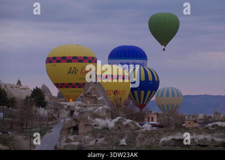 Heißluftballons starten in kappadokien Stockfoto