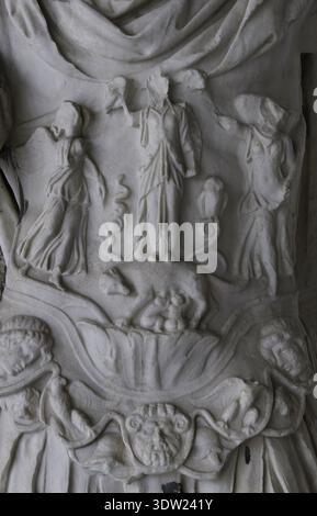 Hadrian (Publius Aelius Hadrianus) (76-138). Römischer Kaiser (117-138). Nerva-Antonine-Dynastie. Detail des Körpers einer gepanzerten Statue von Kaiser Hadrian, die die Göttin Athena und die Wölfin von Rom zeigt. Museum der antiken Agora. Athen, Griechenland. Stockfoto